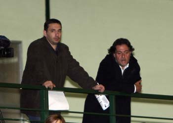 Jota Cuspinera, técnico de la Selección absoluta y Pepu Hernández, seleccionador, en el Torneo de Iscar