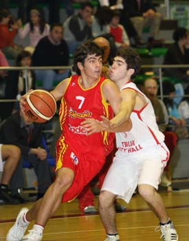 Joan Creus dribla ante un rival