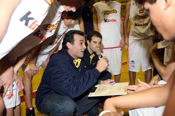 Manuel Aller se dirige a sus jugadores durante un tiempo muerto