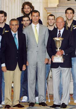 El Rey Don Juan Carlos de Borbón, S.A.R el Príncipe de Asturias, y el Presidente de la FEB, José Luis Sáez, con el Trofeo de Campeones del Mundo 2006