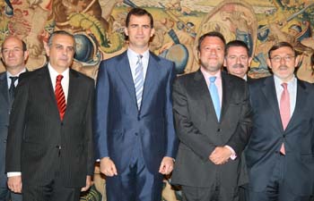 S.A.R el Príncipe de Asturias con José Luis Sáez, Jaime Lisavetsky y el Alcalde de Sevila, Alfredo Sánchez Monteseirín