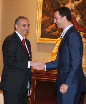 S.A.R el Príncipe de Asturias y José Luis Sáez en la recepción del Eurobasket 2007