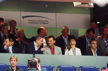 SS.AA.RR. los Príncipes de Asturias y Alberto Rúis Gallardón en un partido del Eurobasket 2007