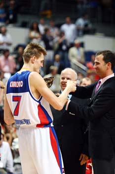 S.A.R. El Príncipe de Asturias entrega el trofeo de campeón del Eurobasket a Andrei Kirilenko de Rusia
