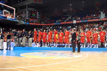 SS.AA.RR. los Príncipes de Asturias durante la entrega de medallas del Eurobasket 2007