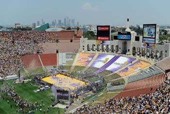 LOS ANGELES - JUNE 17:  The Los Angeles Lakers Championship Rally on June 17, 2009 at the Los Angeles Memorial Coliseum in Los Angeles, California.  NOTE TO USER: User expressly acknowledges and agrees that, by downloading and/or using this Photograph, user is consenting to the terms and conditions of the Getty Images License Agreement. Mandatory Copyright Notice: Copyright 2009 NBAE (Photo by Juan Ocampo/NBAE via Getty Images)