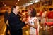 El presidente de la Federación de Baloncesto de Castilla y León, Carlos Sáinz, entrega una camiseta de la Eñemanía a una jugadora del equipo de baloncesto
