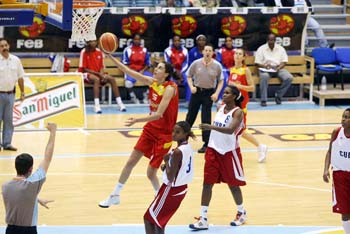 Alba Torrens entra a canasta,  España VS Cuba, Santiago.