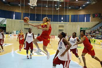 Amaya Valdemoro entra a aro pasado,  España VS Cuba, Santiago.