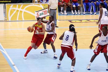 Anna Montañana entrando a canasta,  España VS Cuba, Santiago.