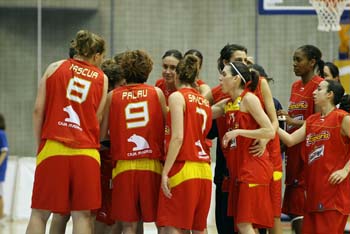 La selección celebra la victoria. España VS Cuba, Santiago.
