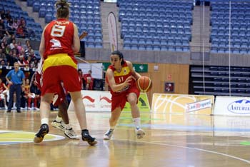 Silvia Domínguez dribla. España VS Cuba, Santiago.