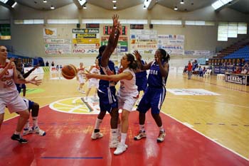 Tamara Abalde dobla el balón. España VS Cuba, Ferrol.