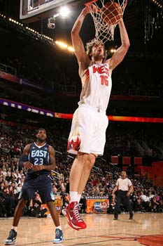 PHOENIX - FEBRUARY 15:  Pau Gasol #16 of the Western Conference dunks against the Eastern Conference during the 58th NBA All-Star Game, part of 2009 NBA All-Star Weekend, at US Airways Center on February 15, 2009 in Phoenix, Arizona.  NOTE TO USER: User expressly acknowledges and agrees that, by downloading and or using this photograph, User is consenting to the terms and conditions of the Getty Images License Agreement.  Mandatory Copyright Notice:  Copyright 2009 NBAE  (Photo by Nathaniel S. Butler/NBAE/Getty Images)