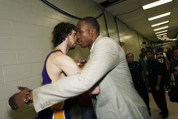 ORLANDO, FL - JUNE 14: Dwight Howard #12 of the Orlando Magic congratulates Pau Gasol #16 of the Los Angeles Lakers after the Lakers won the 2009 NBA Finals against the Magic in Game Five of the 2009 NBA Finals at Amway Arena on June 14, 2009 in Orlando, Florida.  NOTE TO USER: User expressly acknowledges and agrees that, by downloading and/or using this Photograph, user is consenting to the terms and conditions of the Getty Images License Agreement. Mandatory Copyright Notice: Copyright 2009 NBAE (Photo by Joe Murphy/NBAE via Getty Images)
