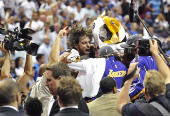 ORLANDO, FL - JUNE 14: Pau Gasol #16 of the Los Angeles Lakers celebrates winning the 2009 NBA Finals against the Orlando Magic during Game Five of the 2009 NBA Finals at Amway Arena on June 14, 2009 in Orlando, Florida.  NOTE TO USER: User expressly acknowledges and agrees that, by downloading and/or using this Photograph, user is consenting to the terms and conditions of the Getty Images License Agreement. Mandatory Copyright Notice: Copyright 2009 NBAE (Photo by Noah Graham/NBAE via Getty Images)