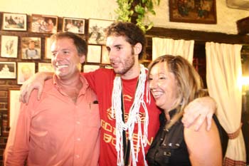 Con sus padres, Rodolfo y Maite celebrando el Mundial Japón 06
